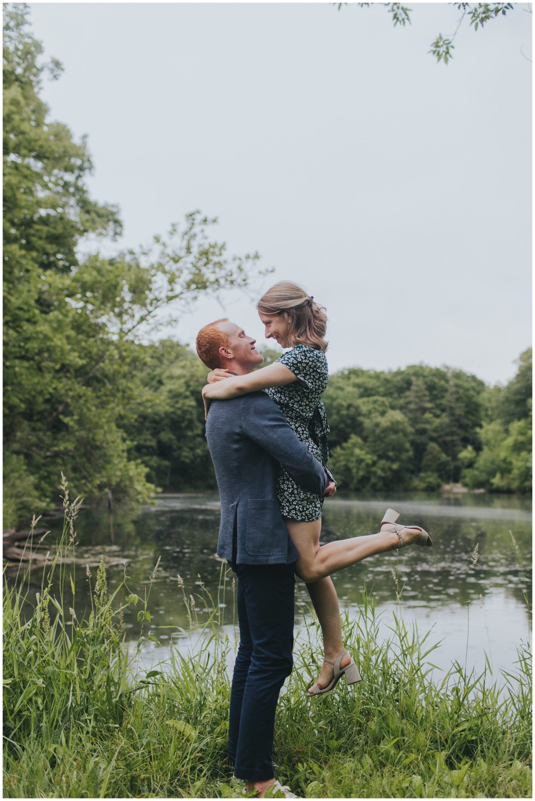 outdoor engagement photo ideas; what to wear for engagement session