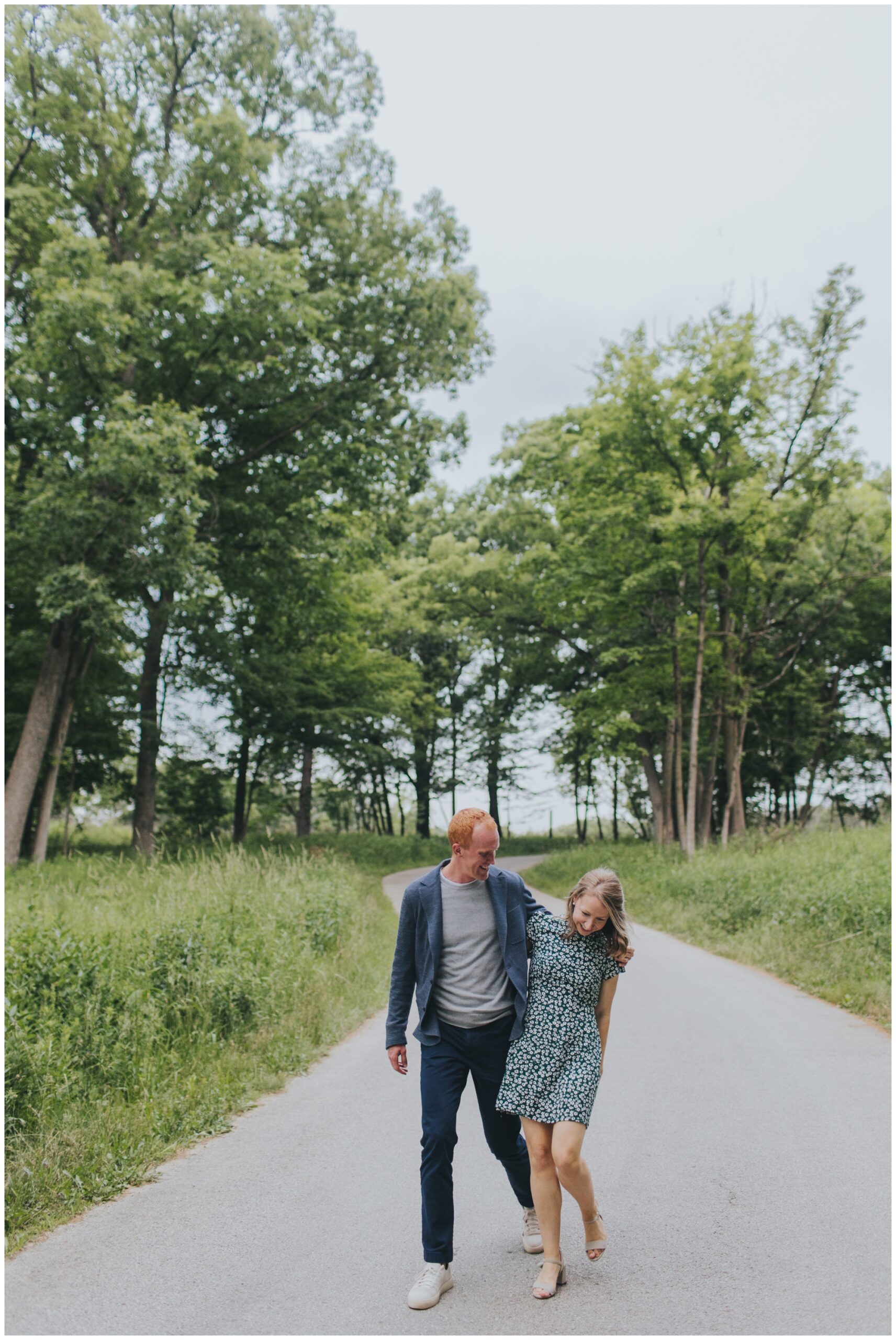 outdoor engagement photo ideas; what to wear for engagement session