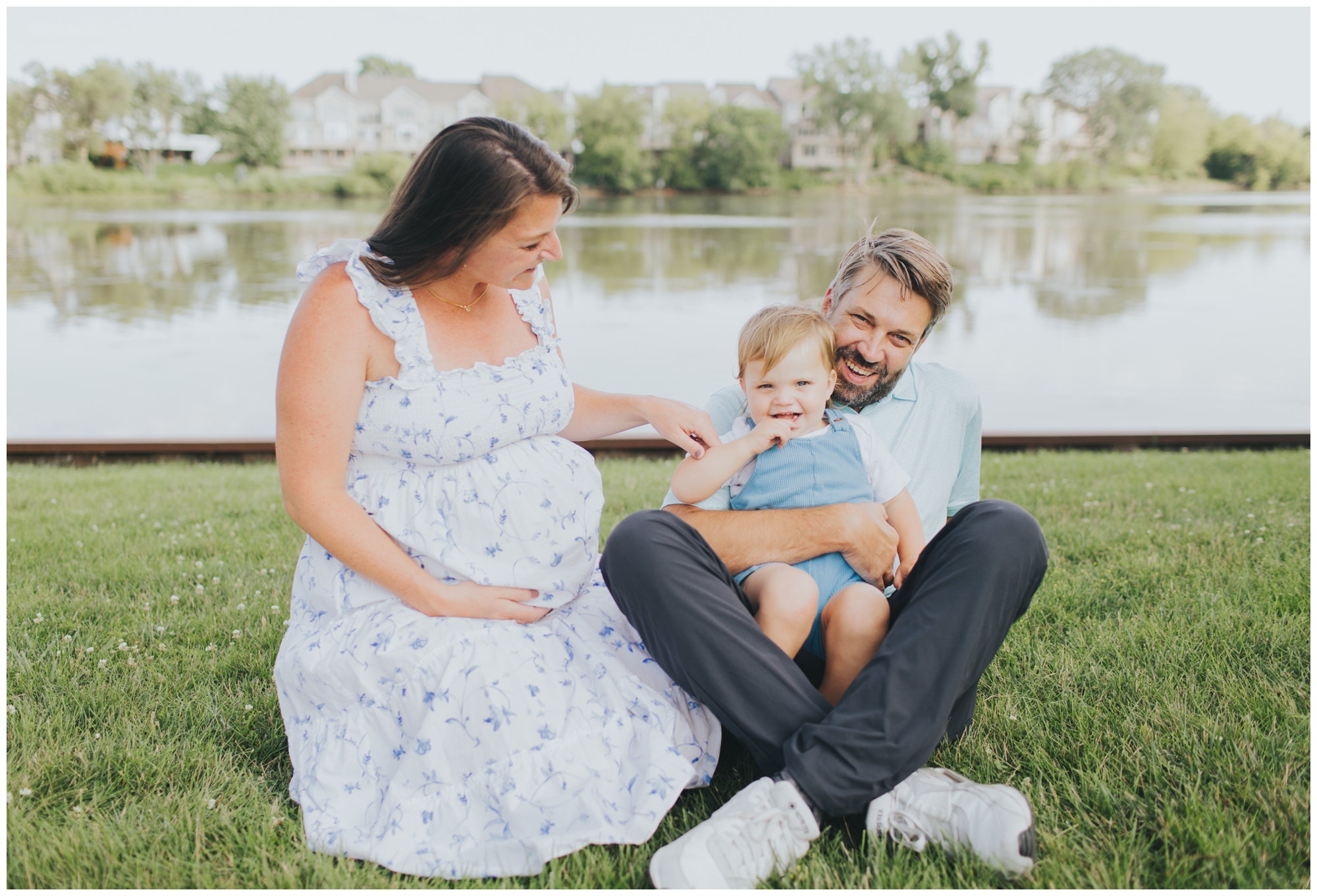 Lake Peregrine family maternity photos with Meg Adamik Creative