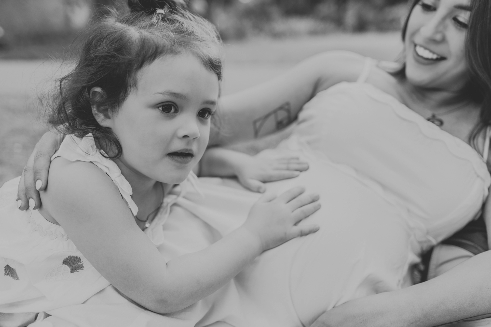 mother daughter maternity pictures