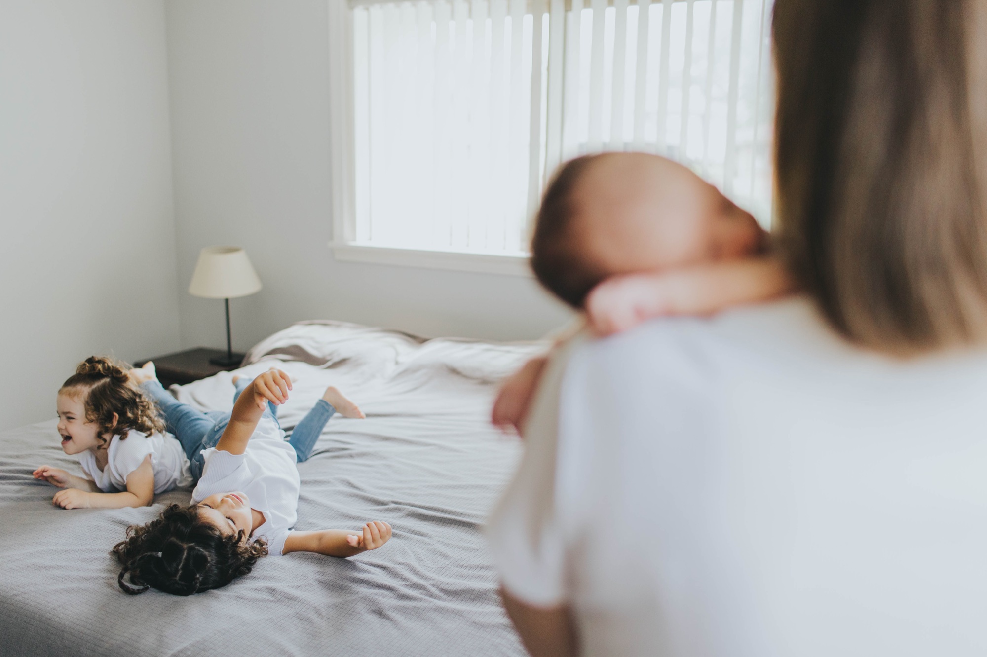 lifestyle newborn session with siblings