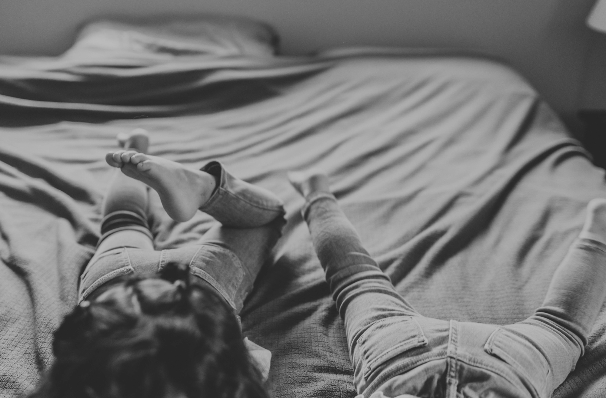 lifestyle newborn session with siblings