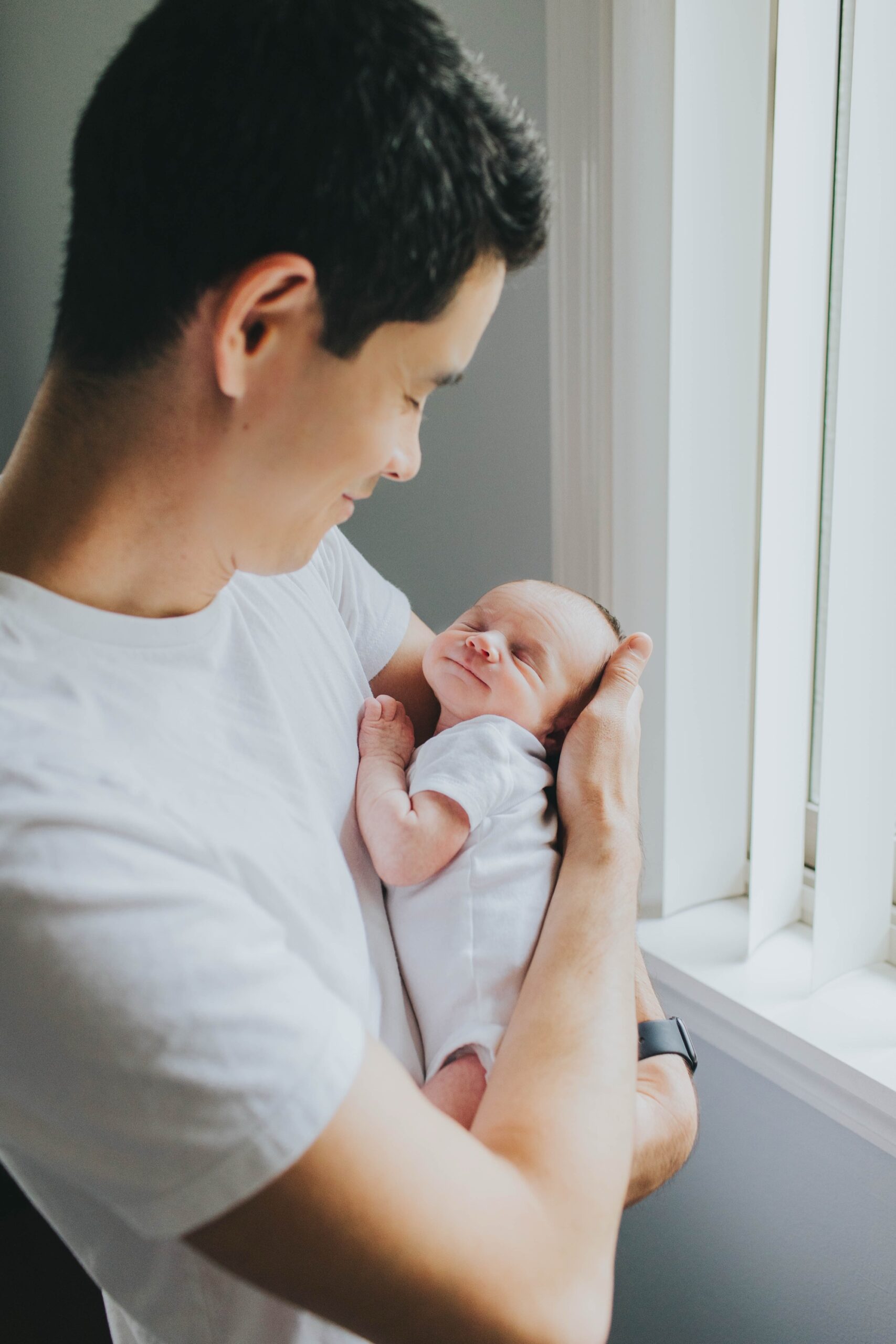 lifestyle newborn session with siblings