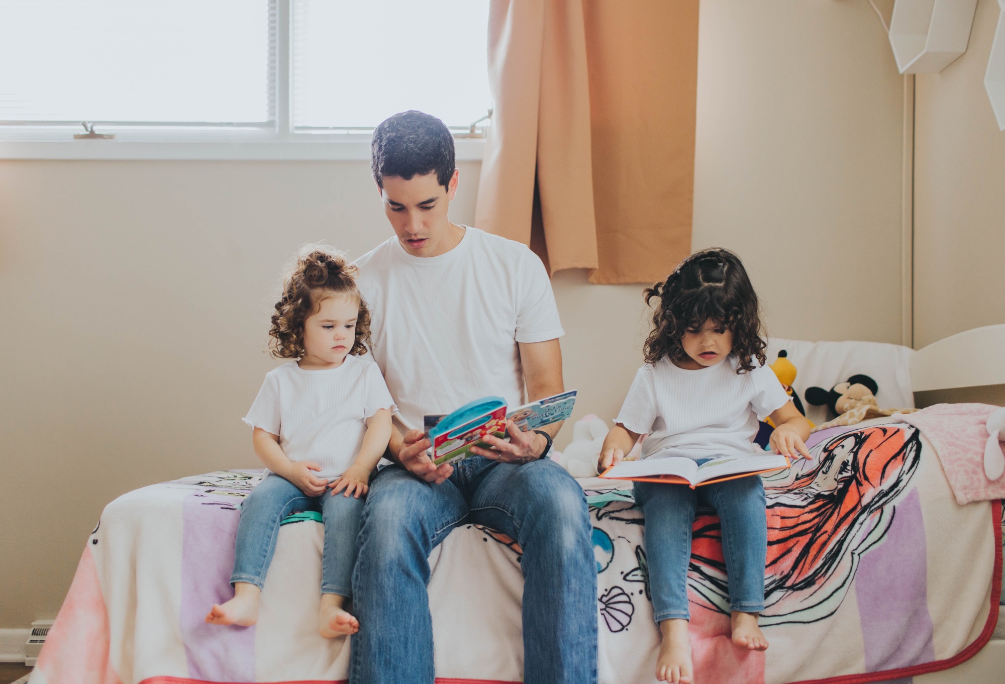 lifestyle newborn session with siblings