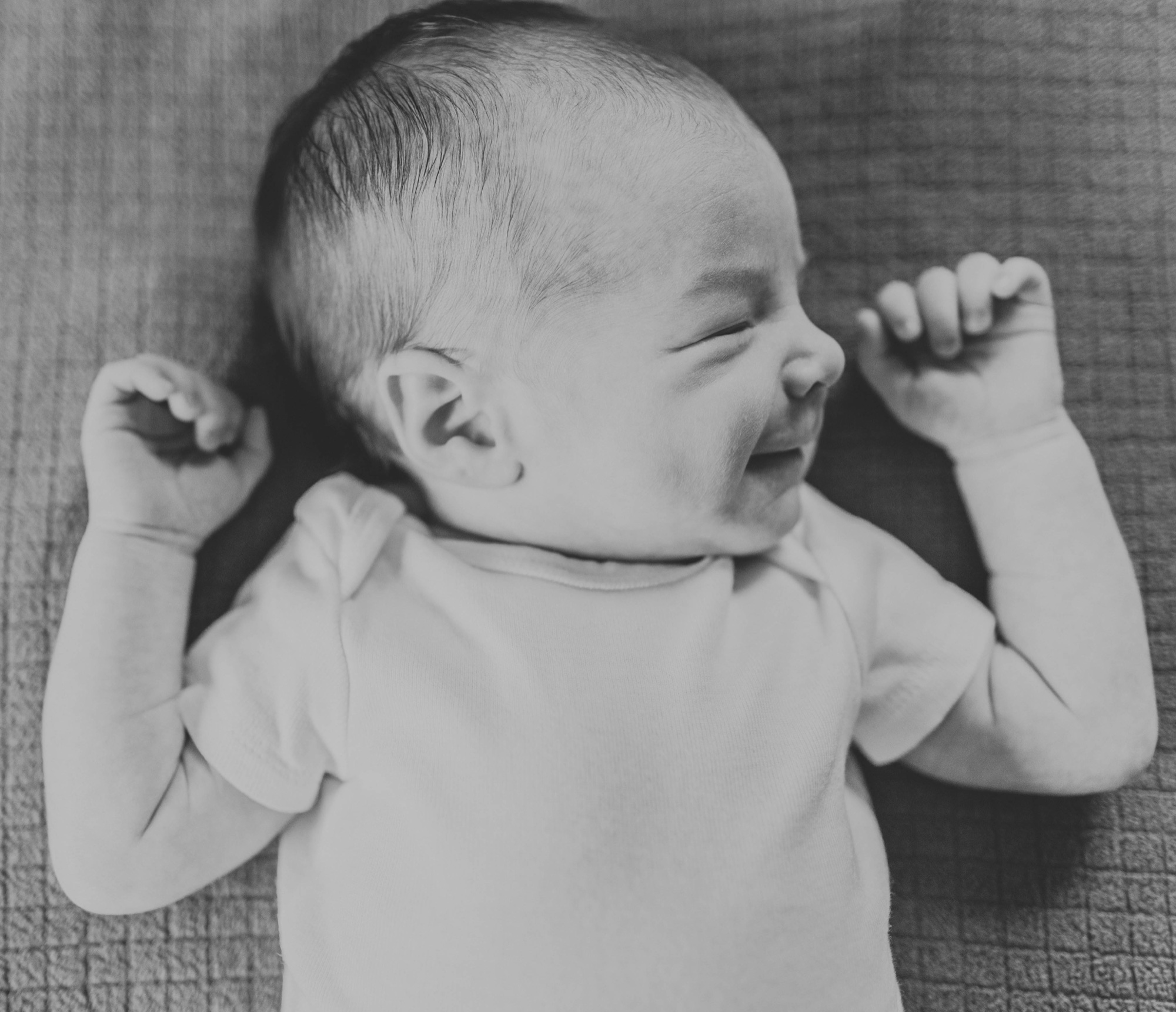 lifestyle newborn session with siblings